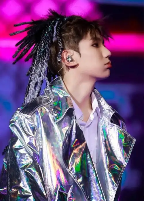 王源小脏辫造型曝光,又帅又酷!