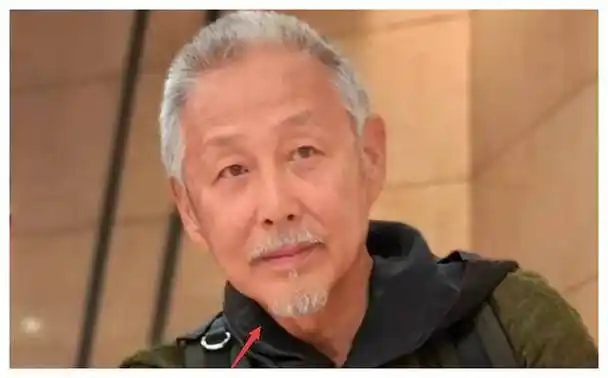 陈道明近照满头白发暴瘦健康惹担忧穿十年前旧衣服生活节俭