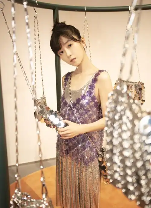 演员宋伊人紫色亮片小吊带性感图片49