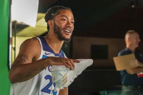 罗斯换了新发型!