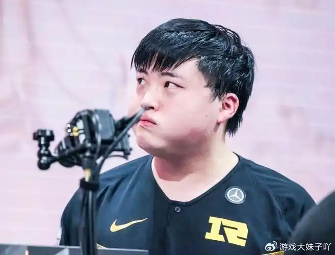 uzi和aliekie世纪大和解,两位大哥一起说情,不原谅就下跪磕头