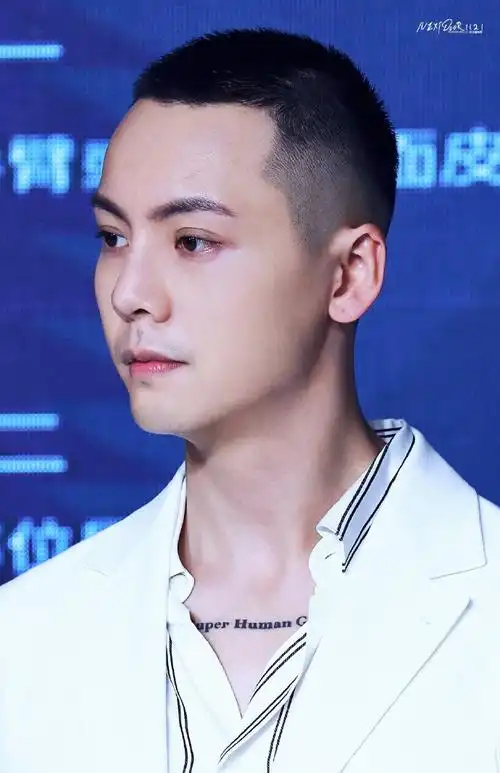 陈伟霆一身白色西装,帅气圆寸,深邃眼眸,性感锁骨 简直太撩啦_高清