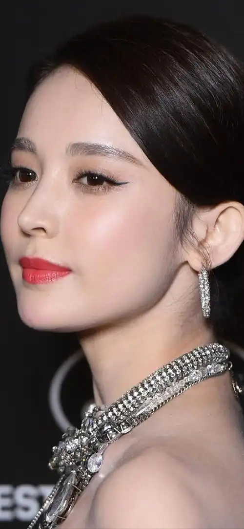 看了古力娜扎的高清怼脸生图终于明白什么叫新疆第一美女了