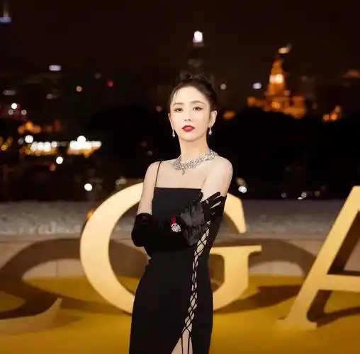 "西域美女"佟丽娅挑战黑色吊带礼服,大长腿引人注目