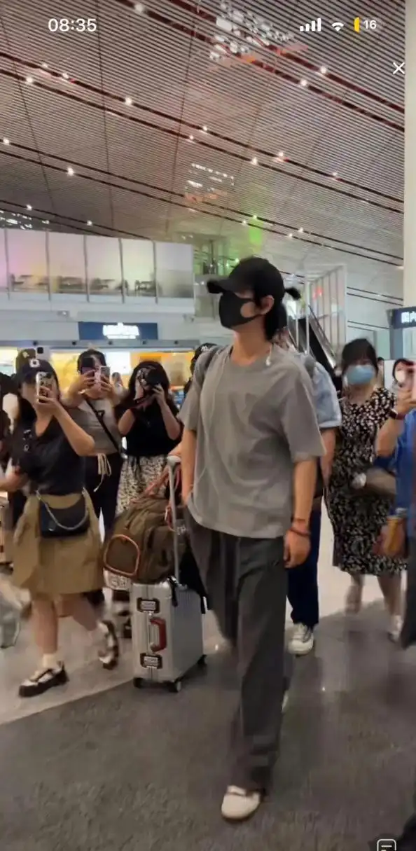 我真的爱死肖战icon这个小揪揪了,太可爱了,这胸肌[爱慕][爱慕][爱慕]