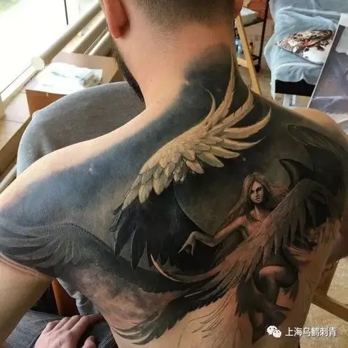 满背纹身内有福利