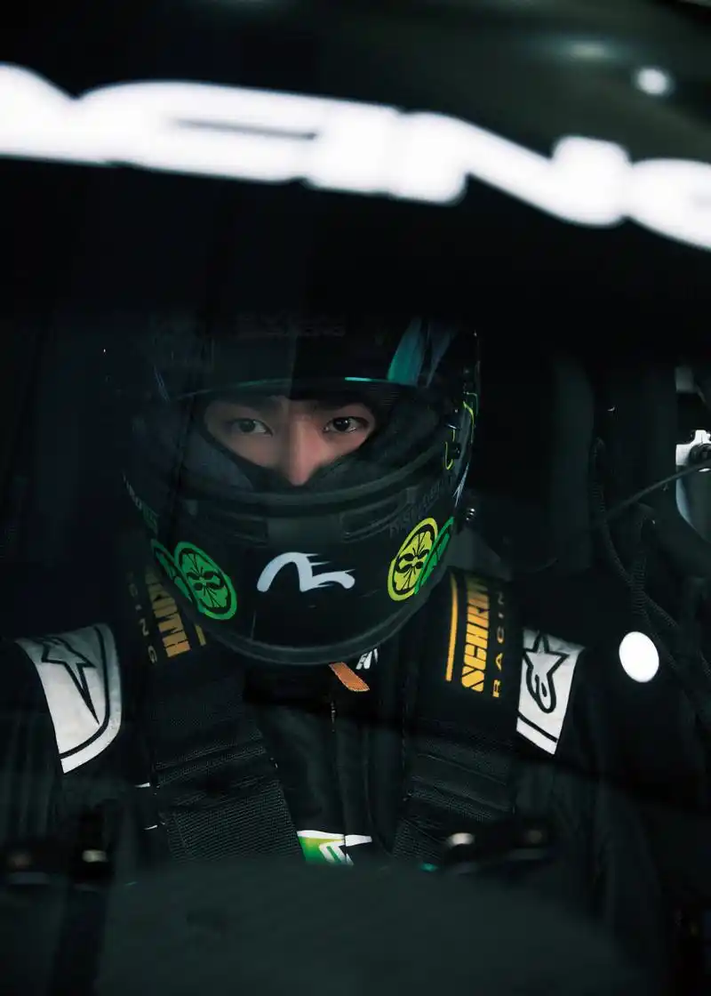 85号车手准备就绪,炫酷大片来袭.#王一博赛车服造型出发#