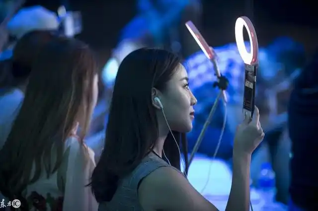 端,前置摄像头的像素一定要高,若像素不高,容易导致直播画面的不清晰