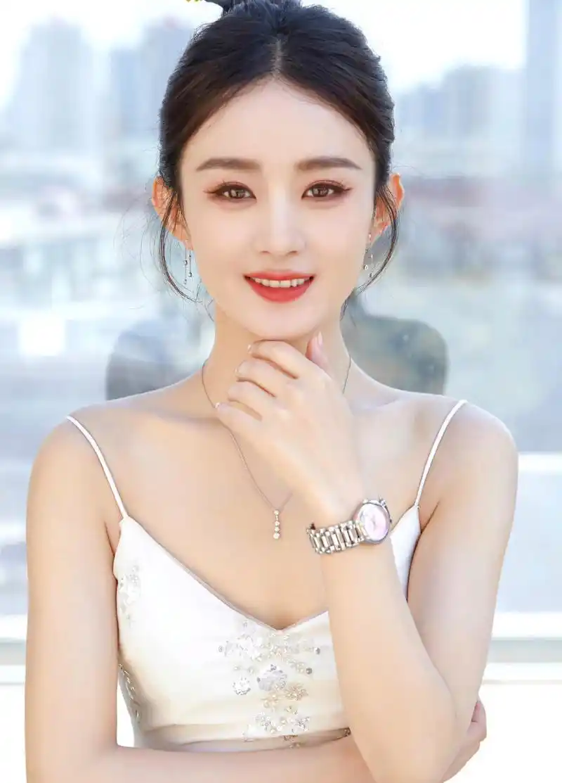 赵丽颖丸子头簪发出席天津浪琴活动,现场的人气太震撼啦!