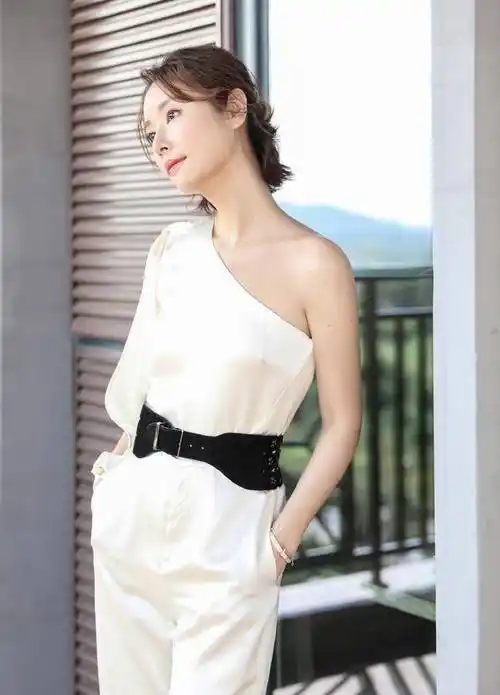 林心如是真"嫩",穿一字肩礼服锁骨明显,看着一点不显老_整体_感觉_效