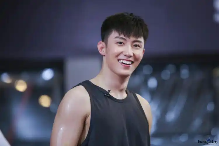 挥汗如雨笑容满面炎炎夏日一缕清风黄景瑜