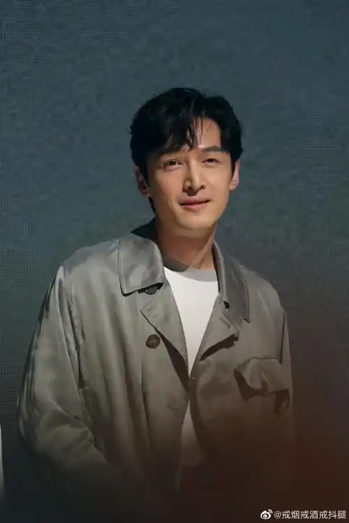 胡歌超话#电影不虚此行#不笑是闻善,一笑是胡歌,几张首映见面会大头照