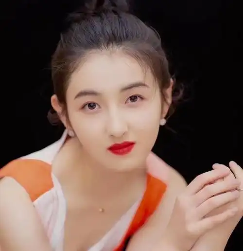 张子枫高考考试后,第一个跑出考场的人,希望她能够取得好成绩