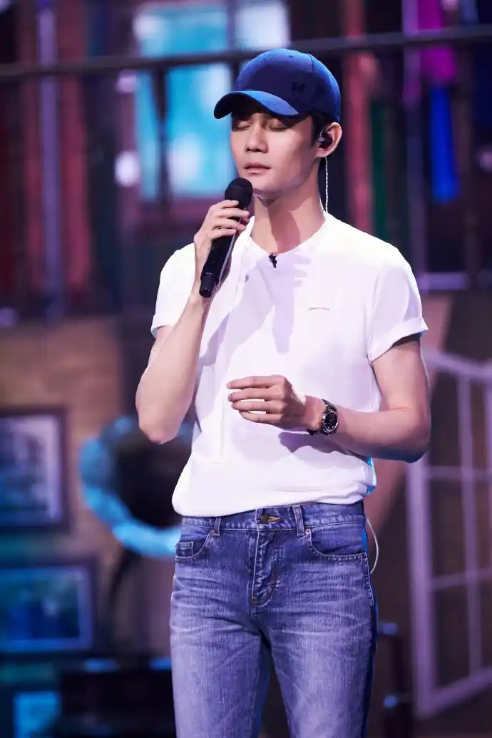《跨界歌王》王凯以温暖之声演绎动人歌曲《尚好的青春》