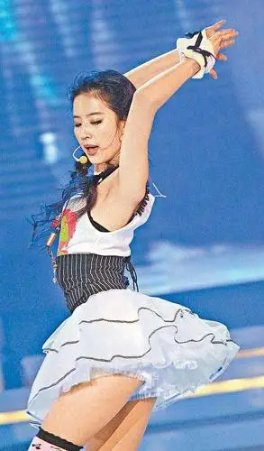 【点击查看其它图片】如今,跳舞成为了刘亦菲的日常运动之一.