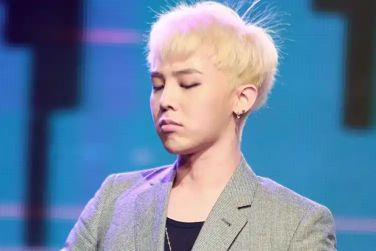 谁有权志龙这张原图(不是黑白照,是带颜色的)