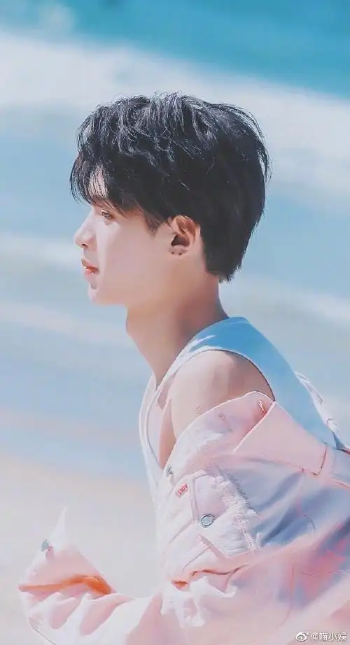 侧颜帅哥图鉴#感受一下黄明昊的完美侧颜 致命喉结鲨,双重性感腿