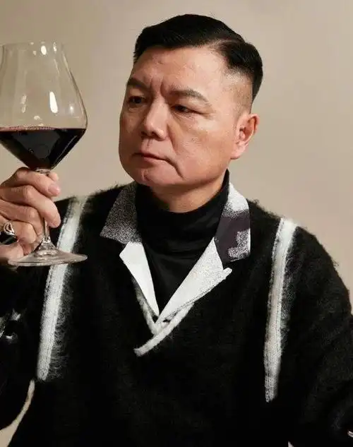 tvb金牌配角,为救妻子花光百万积蓄,卖楼赚500多万资助28名儿童