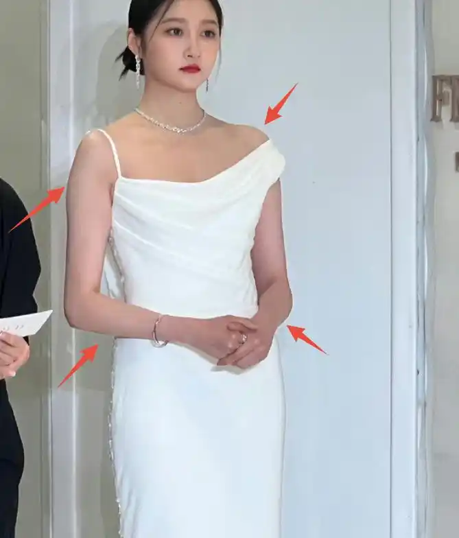 关晓彤生图曝光 身型臃肿 小腹隆起胖明显-探索趣闻网