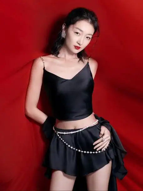 周冬雨拍内衣广告,大家怎么看?_身材_代名词_品牌