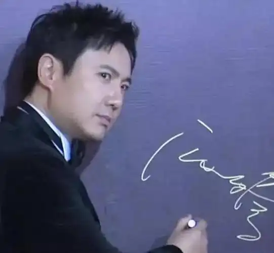 沈腾右手写字左手吃饭被调侃边写作业边吃饭左撇子明星还有谁