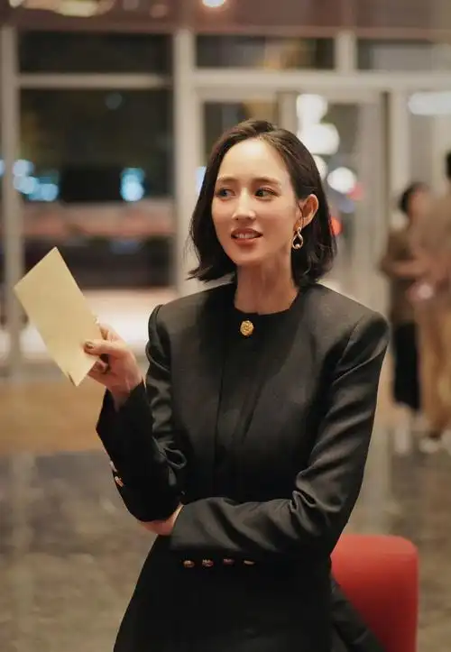 张钧甯上海活动出席,"静奢风"高级霸气,消瘦过度男相化严重