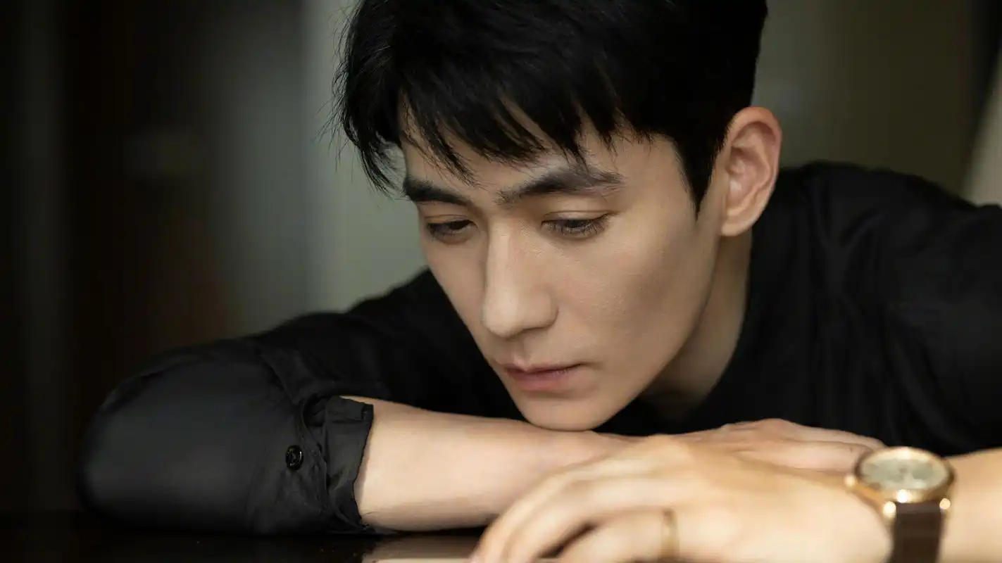 朱一龙顺毛捧花造型@朱一龙 身穿louis vuitton 2024春夏系列亮相