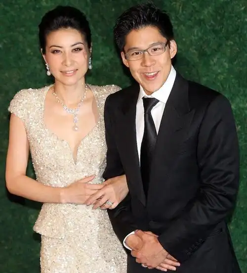 霍启刚携郭晶晶庆祝结婚八周年漫步海边享烛光晚餐简单又浪漫