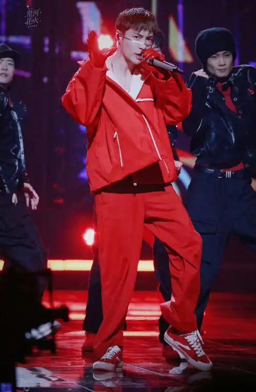 张艺兴[超话]##张艺兴春晚面纱舞台鲨疯了##张艺兴面纱舞台脸链造型