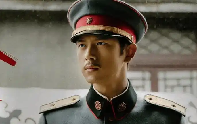 《人生若只如初见》李现穿上军装太英气!造型不是问题