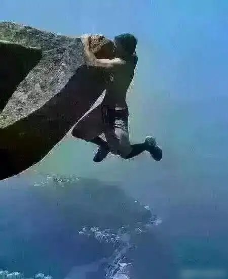 女车主深夜发文描述详细事件经过并表示坚持立场