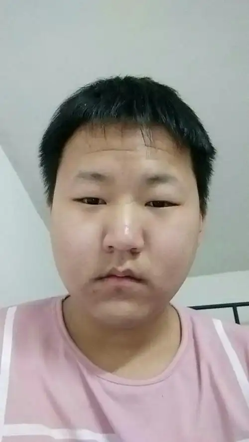 圆脸小眼的男生该剪什么发型好?斜刘海可以吗?