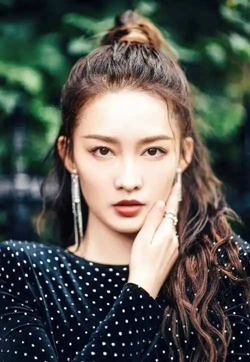 李沁新发型好美,梳波浪卷高马尾,穿波点紧身裙御姐范十足_气质_造型