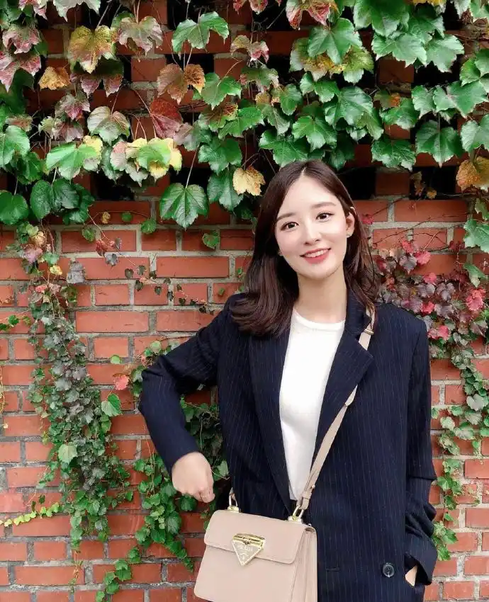 弟弟有出息是什么体验朴宥拉生日朴灿烈一出手就是两万多的包