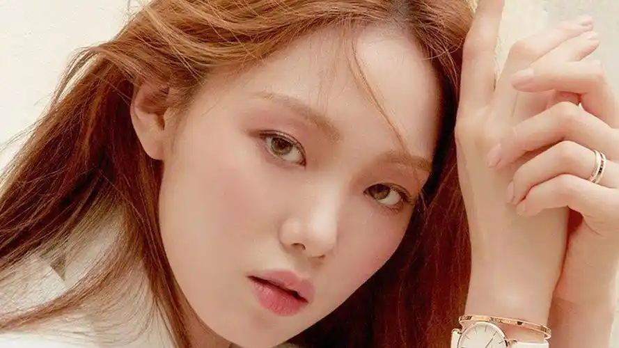 电脑壁纸 明星 日韩明星 时尚唯美女神李圣经休闲金发迷人写真