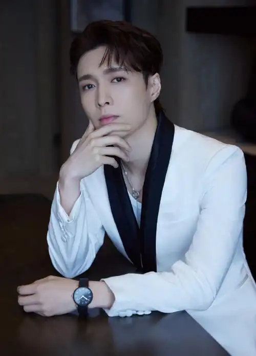 张艺兴正装身材比例