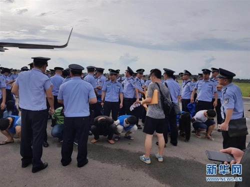 122名电信诈骗嫌疑人从柬埔寨押解回中国