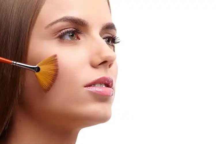 正在化妆的美女图片美女化妆