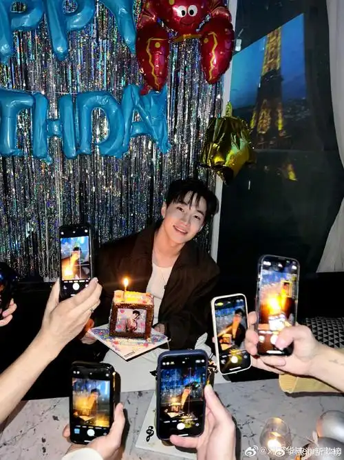 刘宪华突袭直播#一年一度的生日陪伴9898@刘宪华henry-lau生日