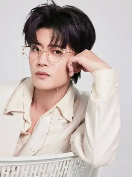 任嘉伦白西装金丝眼镜#任嘉伦金丝眼镜造型充满复古氛围,金色的眼睛