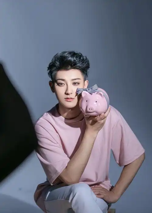 可爱呆萌vs帅气清新 黄子韬演绎初春新时尚