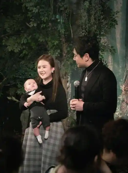 沈腾庆祝儿子诞辰100天,大方晒出正面照,一家3口温馨甜蜜!