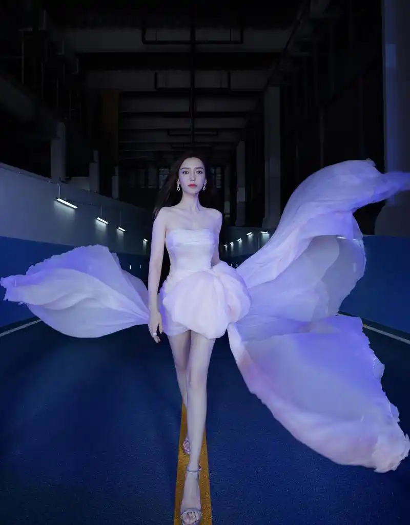 原创杨颖穿衣真胆大穿棉花糖抹胸连衣裙高级洋气美腻了