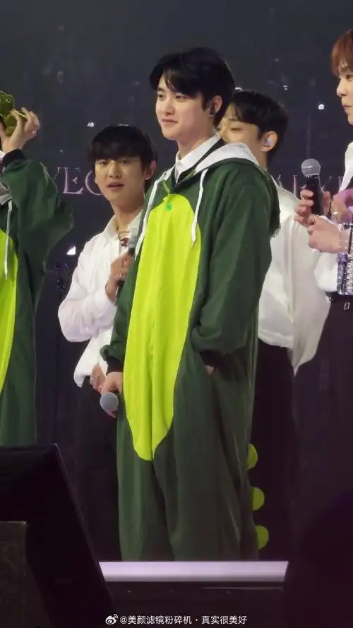 投稿  exo  边伯贤,金俊勉,金珉锡,朴灿烈,都暻秀,金钟大  今日舞台