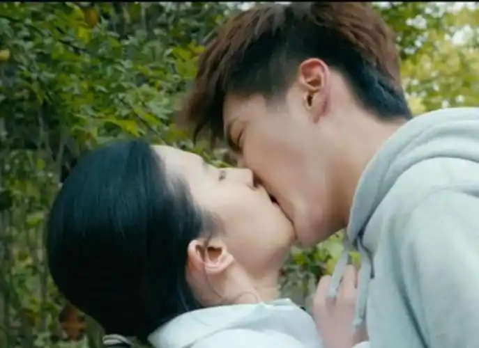 聊一聊吻戏,刘亦菲说吴亦凡总是用力过猛,其他人的吻戏也不咋地