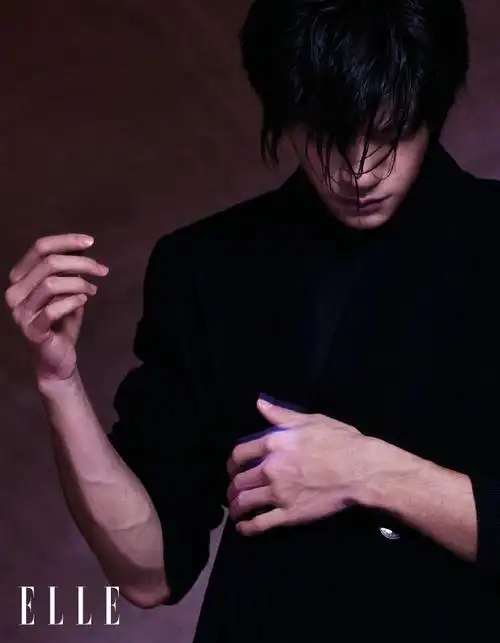 易烊千玺elle3月刊封面