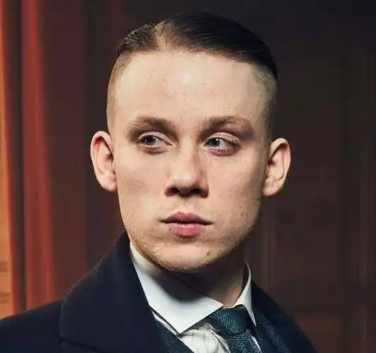 4《浴血黑帮》男士必试的发型_谢尔比_头发_头顶