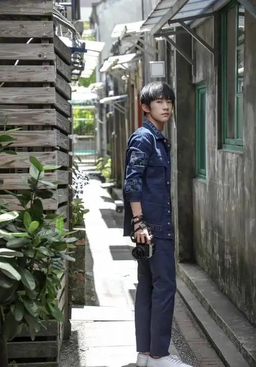 甩掉渔夫帽,脱掉卫衣,破洞裤,这样的易烊千玺还时尚吗?