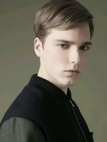 lennart richter,来自德国,有一张标志的日耳曼面孔,充满雕塑感,现在