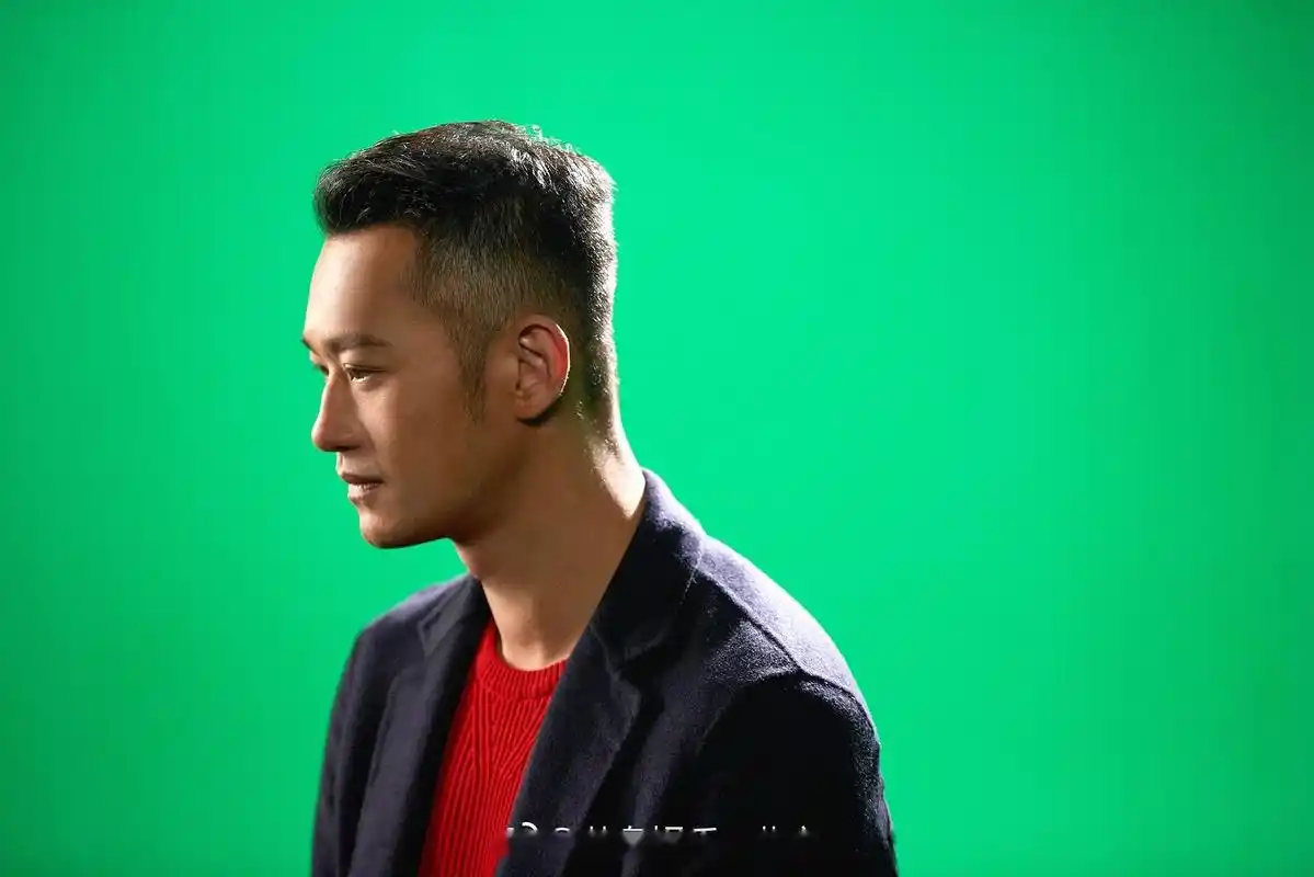 吴浩康用纠结撕喊的唱腔,吐露出"小人物"心声.